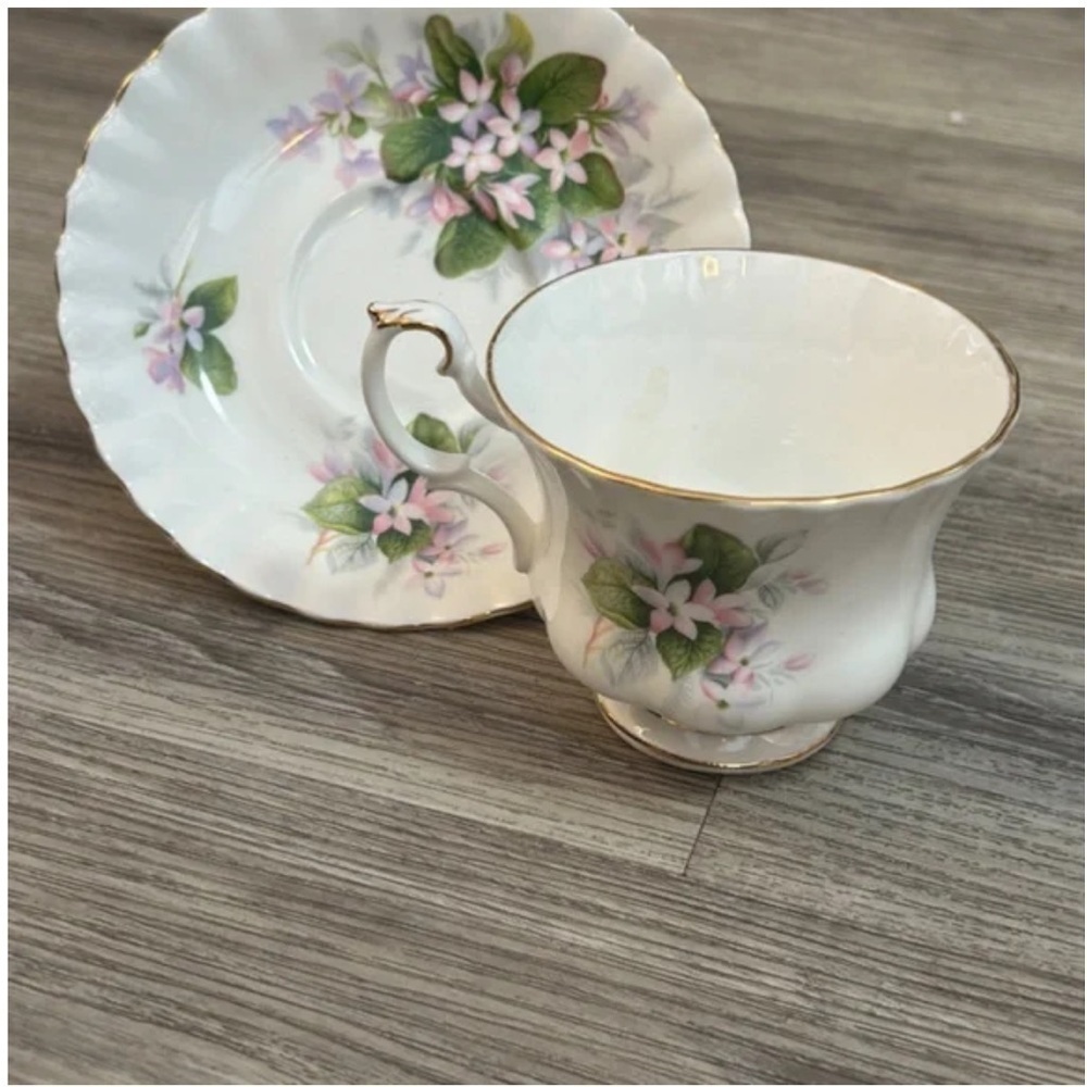 Vintage Royal Albert English fine bone china MAYFLOWER tea cup & saucer set. - Picture 3 of 6